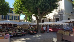 Outdoor dining - Villa des Lunes in the center of Le Plan de la Tour with heated swimming pool and large garden (Le Plan-de-la-Tour)