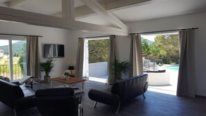 Télévision, table de tennis de table