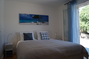 3 bedrooms, desk, WiFi - Villa des Lunes in the center of Le Plan de la Tour with heated swimming pool and large garden (Le Plan-de-la-Tour)