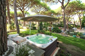 Bain à remous extérieur