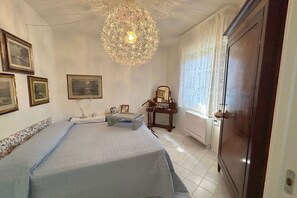 3 slaapkamers, een strijkplank/strijkijzer, gratis wifi, beddengoed