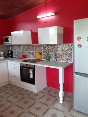 Micro-ondas, cafeteira/chaleira, talheres/pratos/utensílios de cozinha