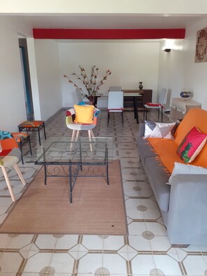 TV - Villa with two apartments (bottom of villa with independent entrance) (SAINT JOSEPH)