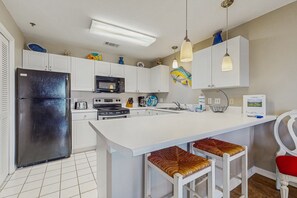 Een koelkast, een magnetron, een oven, een kookplaat