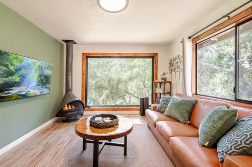 Oak Treehouse Retreat