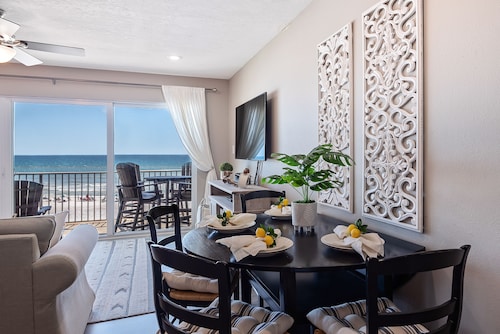 Elegante condominio frente al golfo con piscinas compartidas, entrada sin llave y WiFi y cable gratis.