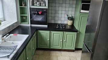 Geladeira, micro-ondas, fogão, cooktop