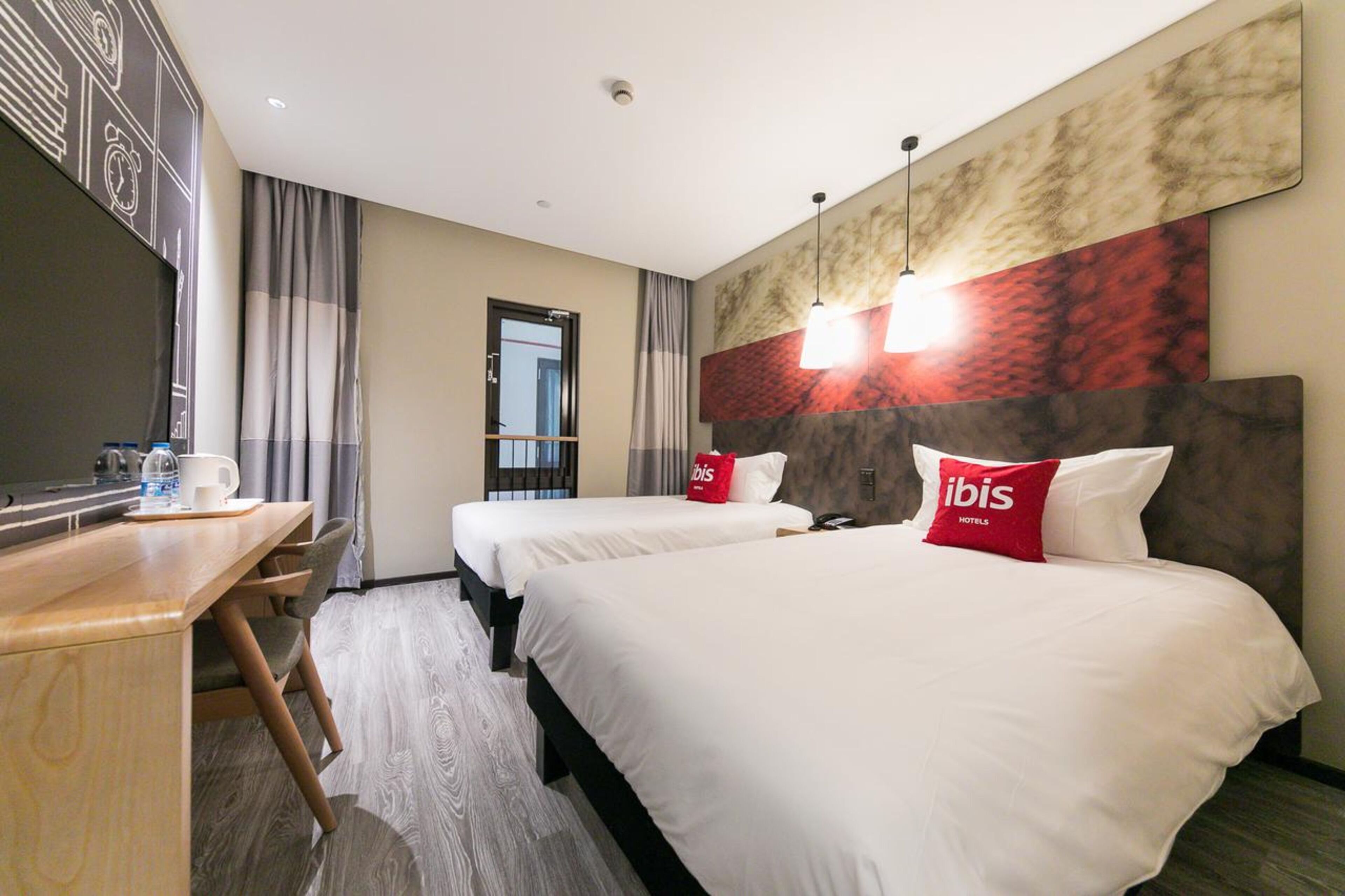 Minibar, individually decorated, individually furnished, desk