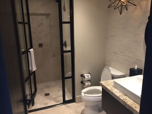 Banheira, secador de cabelo, toalhas de banho 