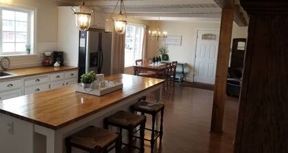 New, clean, charming, roomy house near Glacier Park w/ views! Well appointed.