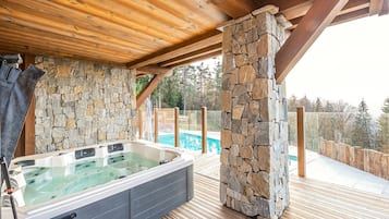 Outdoor spa tub