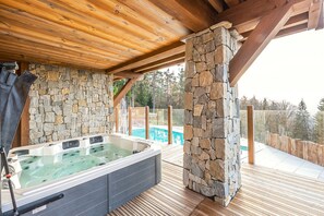 Outdoor spa tub - * NEW * CHALET "UNDER THE ROCK" 14 PERS - SAUNA, SPA, POOL, CINEMA, DISCO (LE THOLY)