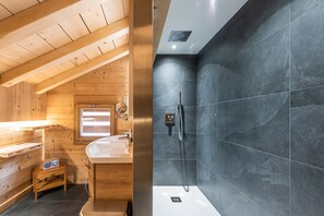 Bathtub, hair dryer, towels, soap - * NEW * CHALET "UNDER THE ROCK" 14 PERS - SAUNA, SPA, POOL, CINEMA, DISCO (LE THOLY)