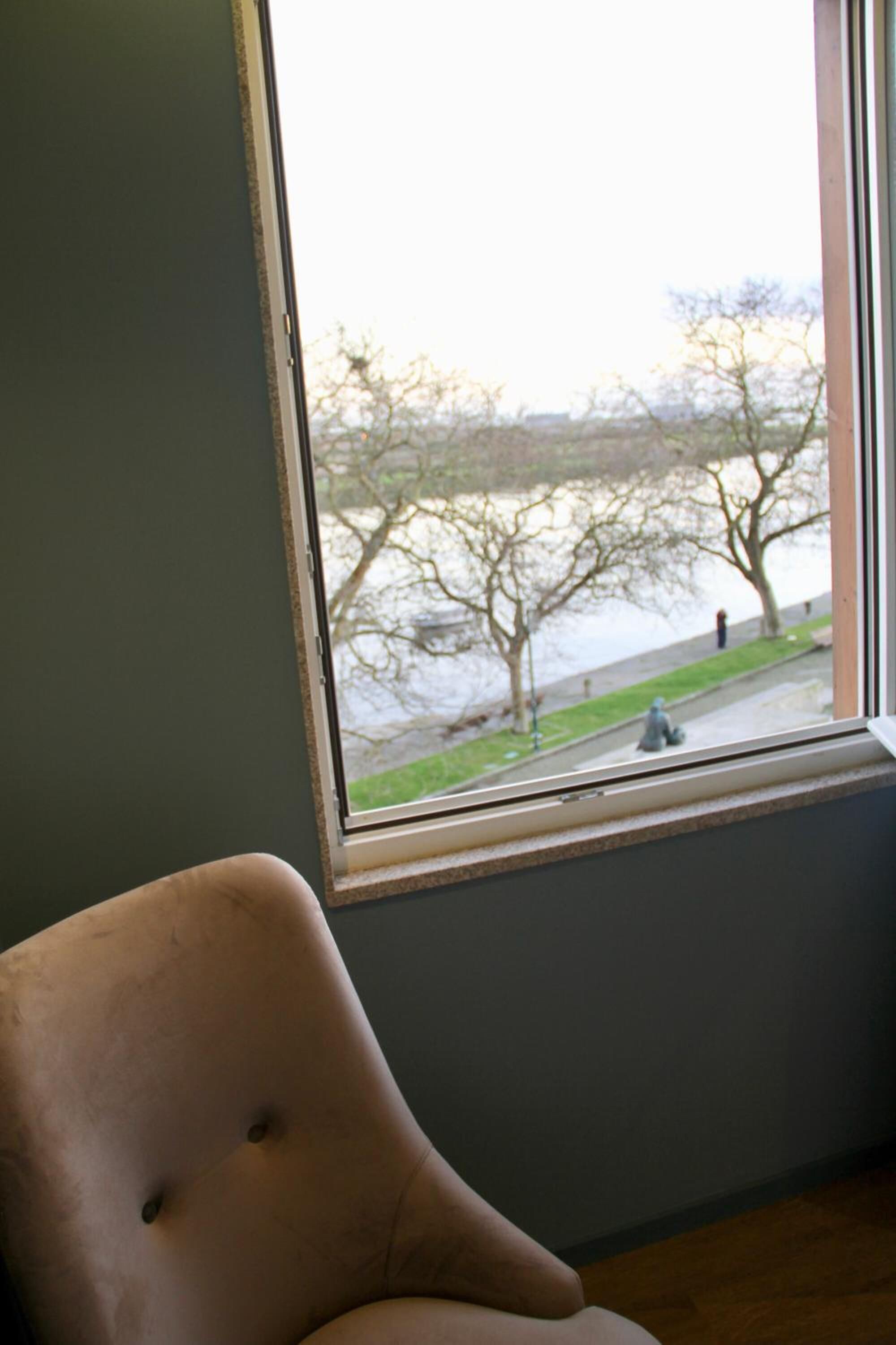 minibar, soundproofing, free wifi, bed sheets