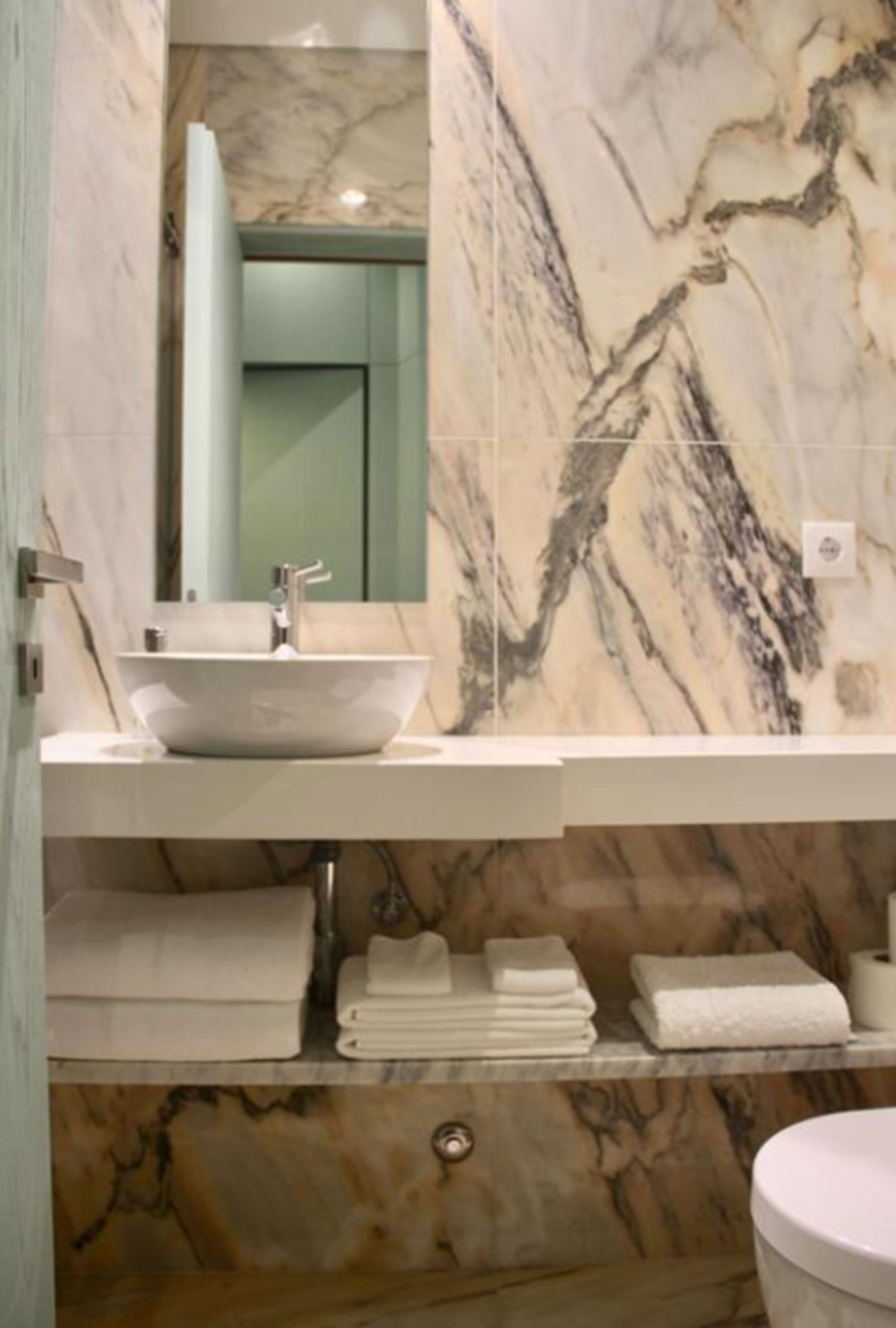 suite (101) | bathroom | shower, bidet, towels, soap