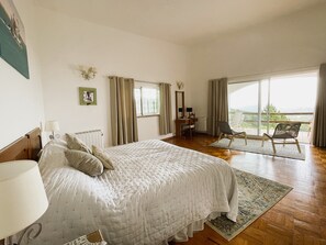 5 slaapkamers, een kluis op de kamer, een bureau