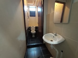 Standard Single Room | Bathroom | Shower, rainfall showerhead, free toiletries, bidet