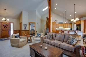 House, 4 Bedrooms | Living room