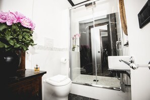 Combinació de dutxa i banyera i banyera d'hidromassatge