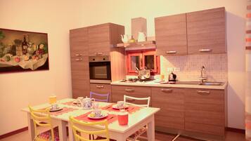 KĂŒhlschrank, Mikrowelle, Ofen, Herdplatte