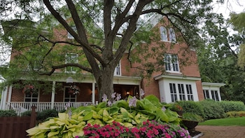 Round Barn Farm B & B Event Center