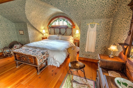 Luxury Single Room | Individually decorated, individually furnished, desk, soundproofing