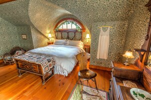 Individually decorated, individually furnished, desk, soundproofing