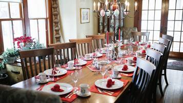 Sudah termasuk sarapan lengkap setiap hari