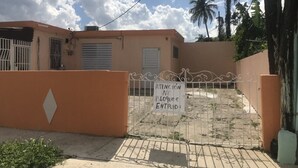 Ein begrenzter Eingangsbereich mit einem Schild, auf dem ‚ATENCIÓN NO BLOQUEE ENTRADA‘ steht.