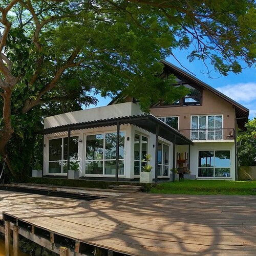 Villa am Rande (Villa am Wasser)