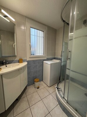 Dusche, Haartrockner, Toilettenpapier