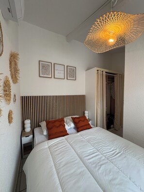 2 chambres, bureau, fer et planche à repasser, accès au Wi-Fi (inclus)