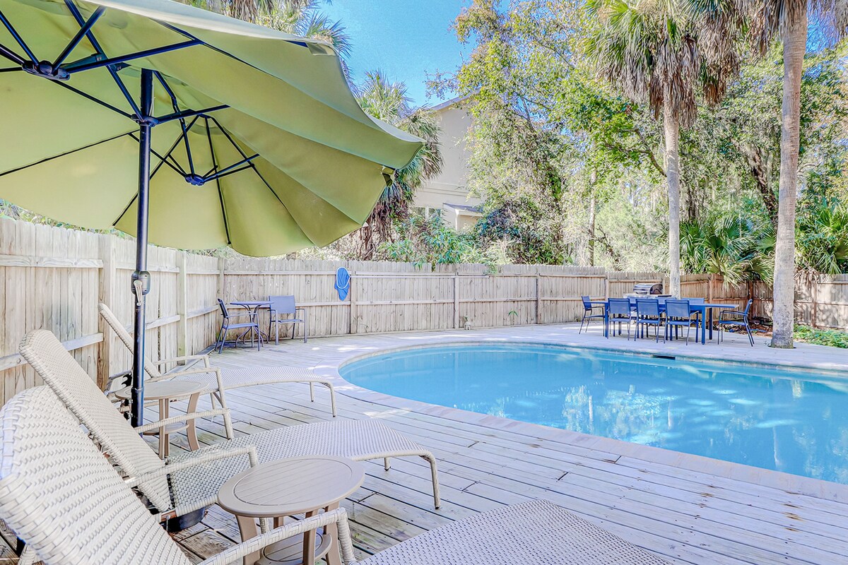 Dog friendly home w/ an enclosed yard, pool deck, & private pool