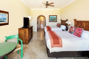 Une chambre d’hôtel avec un lit, une télévision, un bureau et une chaise.