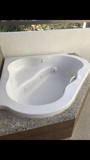 Regadera, secadora de cabello, toallas, jabón