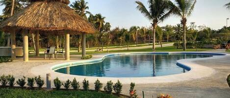 حمّام سباحة خارجي