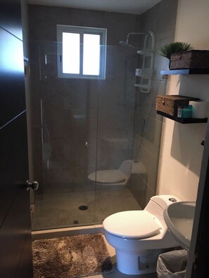 Een douche, een haardroger, handdoeken, zeep