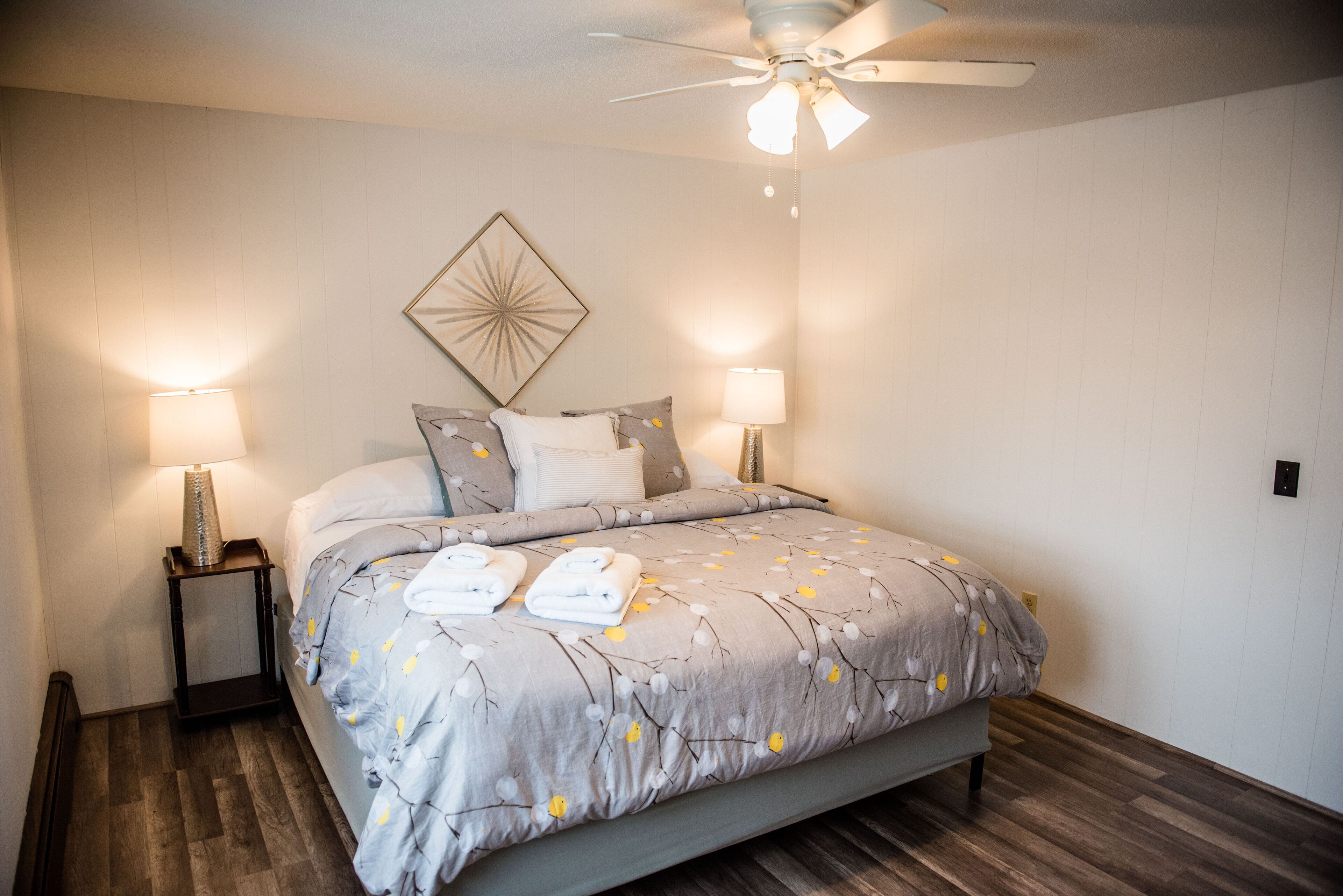 Comfort-Stadtwohnung | Wohnbereich | 40-Zoll-Flachbildfernseher mit Digitalempfang, Smart-TV