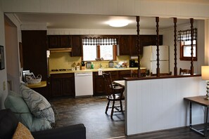 Comfort-Stadtwohnung | Eigene Küche | Großer Kühlschrank, Mikrowelle, Ofen, Herdplatte