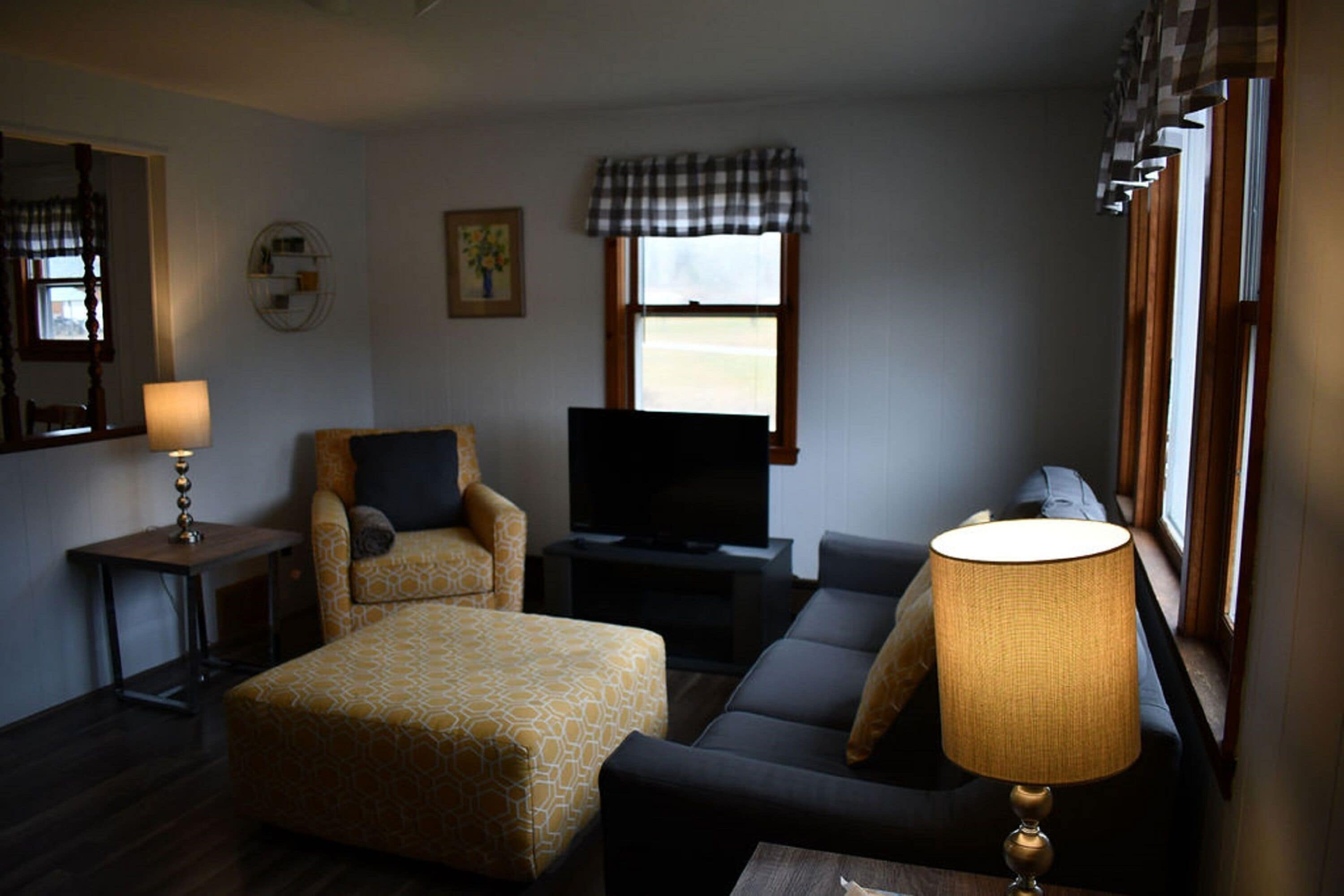 Comfort-Stadtwohnung | Wohnzimmer | 40-Zoll-Flachbildfernseher mit Digitalempfang, Smart-TV