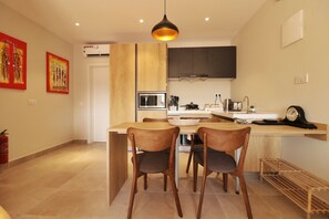 Jääkaappi, mikroaaltouuni, uuni, liesi