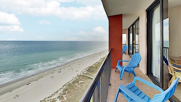 Un balcone con vista sulla spiaggia e sull'oceano.