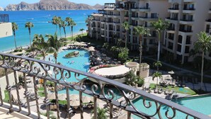 Un resort con piscina centrale, numerosi balconi e vista sull'oceano.