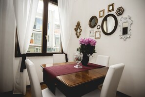 Dining - St. Peter's Heart -honeymoon luxury apartment Rome (roma)
