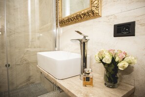 Combined shower/tub, jetted tub, hair dryer, towels - St. Peter's Heart -honeymoon luxury apartment Rome (roma)