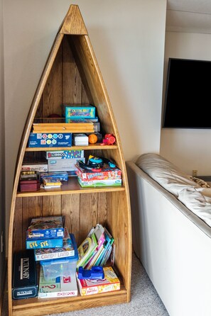 6 bedrooms, iron/ironing board, travel cot, WiFi