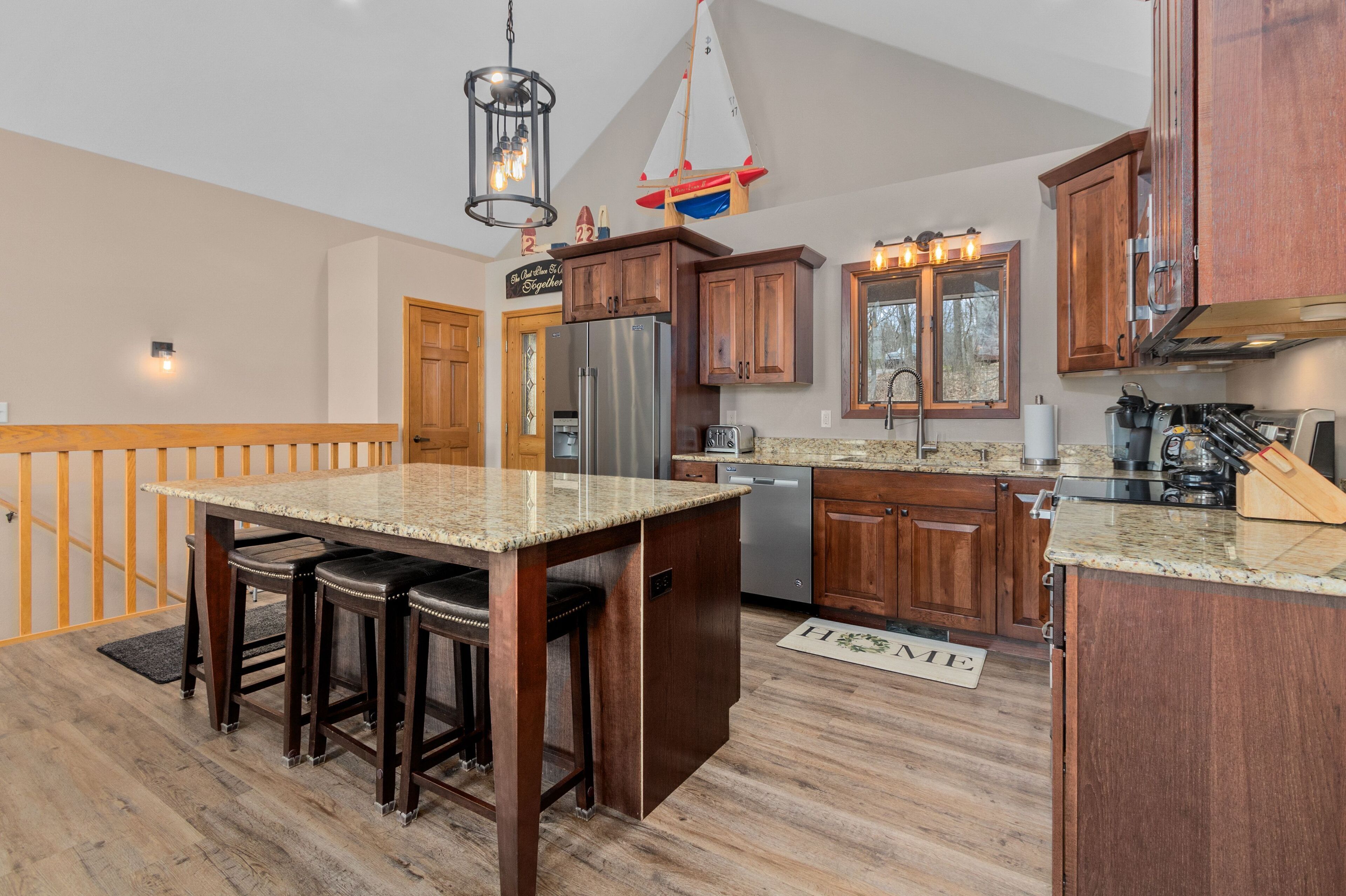 Jääkaappi, mikroaaltouuni, uuni, liesi