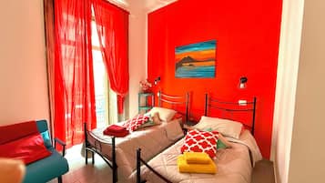 3 habitaciones, escritorio, tabla de planchar con plancha y wifi gratis