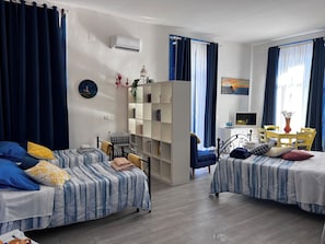 3 quartos, escrivaninha, ferros/tábuas de passar roupa, berço de viagem
