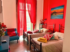 3 bedrooms, desk, iron/ironing board, free WiFi - Incanto Partenopeo, a family apartment in the heart of the historic center (Napoli)